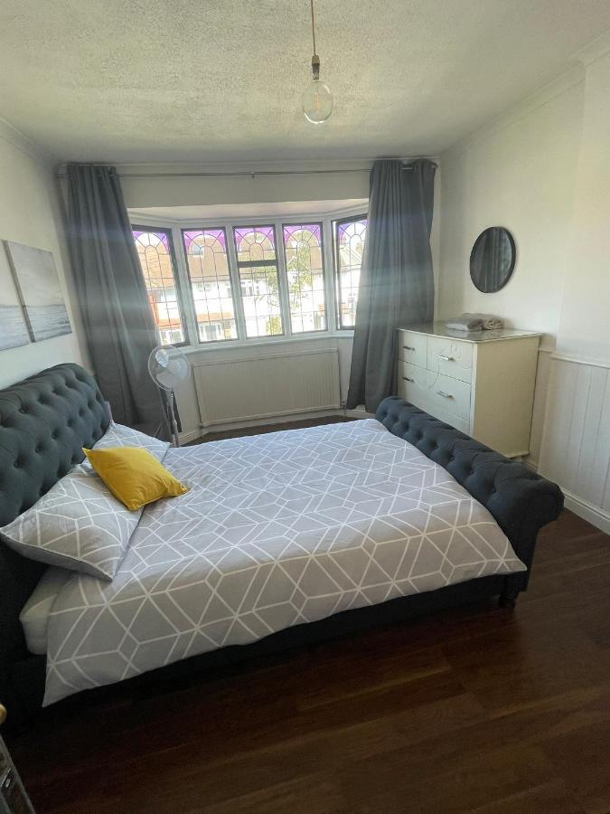 Lovely, Recently Refurbished Four Bedroom House.. London Eksteriør bilde